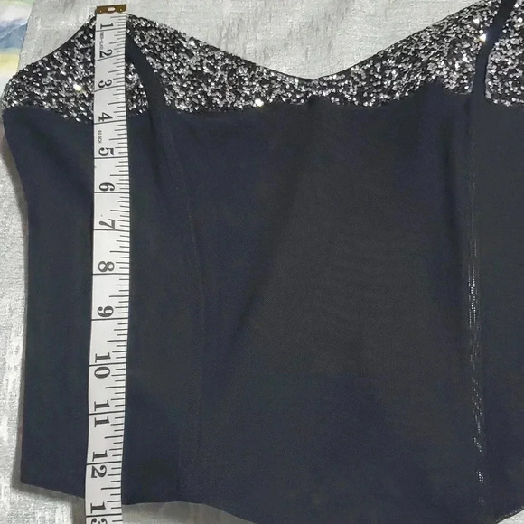 Glamorous corset bone structure built in - Picture 8 of 9